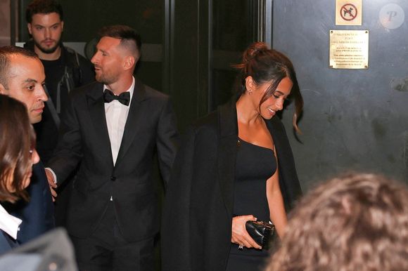 Paris, FRANCE - Lionel Messi, sa femme Antonela et leurs enfants sont entourés de fans alors qu'ils quittent leur hôtel avant la cérémonie du Ballon d'or à Paris.