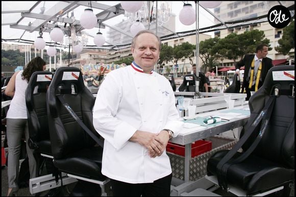 Le prince Albert II de Monaco, Charlene Wittstock et leurs invités lors du dîner caritatif « Dinner in the Sky » sur le port de Monaco, le 12 juillet 2010, à l'occasion du 5e anniversaire de l'avènement du prince. Le repas a été préparé par le chef Joël Robuchon et son second Éric Bouchenoire.