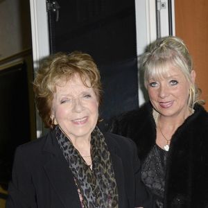 Atteinte de la maladie d’Alzheimer, elle avait disparu de la scène médiatique depuis plusieurs années. 

Marthe Mercadier et sa fille Véronique - Marthe Mercadier sur le point d'être expulsée de son appartement de Neuilly-sur-Seine pour loyers impayés vient de recevoir une généreuse proposition des Forains de la foire du Trône qui lui mettent à disposition une caravane au coeur du bois de Vincennes le 4 avril 2014 . Marthe Mercadier, touchée, a accepté l’invitation, et a été officiellement nommée marraine de la Foire du Trône 2014. COADIC GUIREC / BESTIMAGE