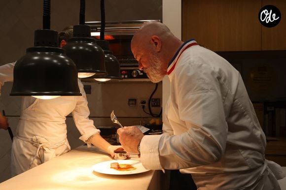 Exclusif - Le chef Philippe Etchebest dans les cuisines de son restaurant "Maison Nouvelle" à Bordeaux, le 11 avril 2025. ©Jean-Marc Lhomer/Bestimage.