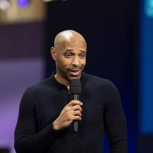 Thierry Henry prouve que la fin de carrière n'est que le début d'un nouveau chapitre mais surtout que le travail et la détermination sont les clés d'une longévité exceptionnelle. 

Thierry Henry - Tirage final du tournoi olympique de football au siège de Paris 2014 le 20 mars 2024 à Saint-Denis le 20 mars 2024. 

©Pierre Perusseau/Bestimage