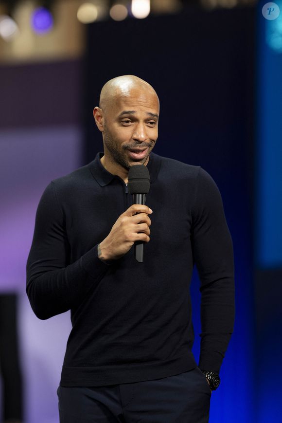 Thierry Henry prouve que la fin de carrière n'est que le début d'un nouveau chapitre mais surtout que le travail et la détermination sont les clés d'une longévité exceptionnelle. 

Thierry Henry - Tirage final du tournoi olympique de football au siège de Paris 2014 le 20 mars 2024 à Saint-Denis le 20 mars 2024. 

©Pierre Perusseau/Bestimage