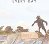 Lou est visiblement un pro du skateboard, qu'il pratique "tous les jours" selon la légende écrite par sa mère sur ce cliché Instagram posté en story

Le fils de Laure Manaudou et Jérémy Frérot se débrouille très bien sur un skateboard