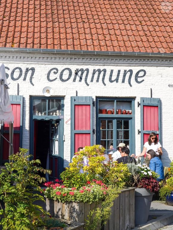 En mai 2021, le couple a fait ses premiers pas dans la restauration en reprenant un estaminet traditionnel à Hondeghem.

Anne et François Caulier à la tête de plusieurs Estaminets.