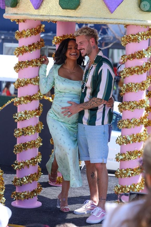 Christina Milian, enceinte,  et son compagnon M Pokora (Matt) font la promotion de la marque "Beignet Box" de Christina sur un char lors d'une parade à Los Angeles le 10 avril 2021. Backgrid USA / Bestimage