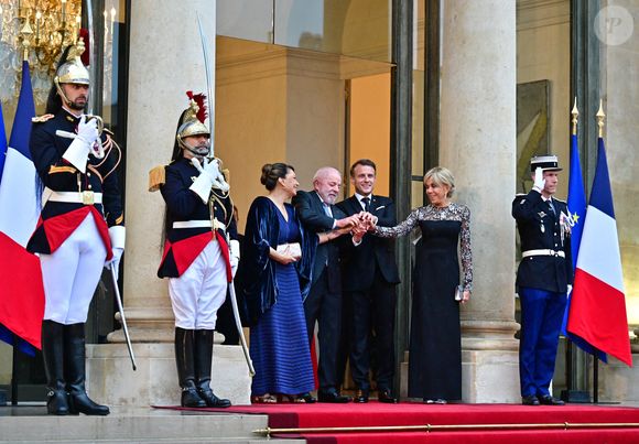 Le président du Brésil Luiz Inácio Lula da Silva, Rosângela da Silva, la première dame du Brésil, le président Emmanuel Macron et sa femme Brigitte Macron - Arrivées des personnalités au dîner d’État en l’honneur du président brésilien et de sa femme au palais présidentiel de l’Élysée à Paris le 5 juin 2025.

© Christian Liewig / Bestimage