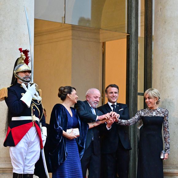 Le président du Brésil Luiz Inácio Lula da Silva, Rosângela da Silva, la première dame du Brésil, le président Emmanuel Macron et sa femme Brigitte Macron - Arrivées des personnalités au dîner d’État en l’honneur du président brésilien et de sa femme au palais présidentiel de l’Élysée à Paris le 5 juin 2025.

© Christian Liewig / Bestimage