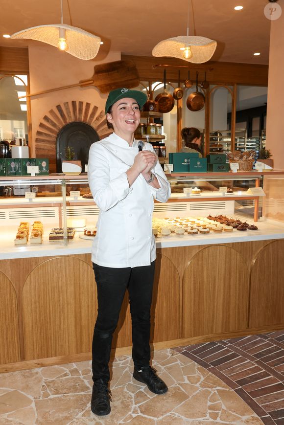 La meilleure pâtissière du monde Nina Métayer lors de l’inauguration de sa boulangerie-patisserie "Fournil par Nina" à La Rochelle, France, le 16 novembre 2024. Distinguée Pâtissière Mondiale 2023 par l’Union Internationale des Boulangers Pâtissiers et World’s Best Pastry Chef 2024 par les World’s 50’s Best, Nina Métayer ouvre deux établissements dans sa ville natale, "Le Fournil par Nina" et "Chez Paillat par Nina". © Jean-Marc Lhomer/Bestimage
