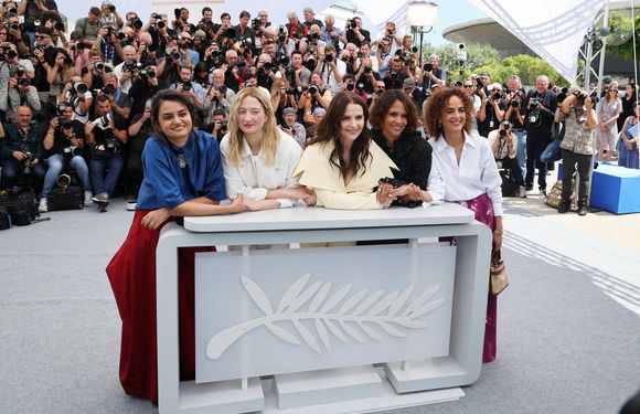 Payal Kapadia, Alba Rohrwacher, la présidente du jury Juliette Binoche, Halle Berry, Leïla Slimani - Photocall du jury des longs métrages lors du 78ème Festival International du Film de Cannes, le 13 mai 2025. 
© Jacovides / Moreau / Bestimage