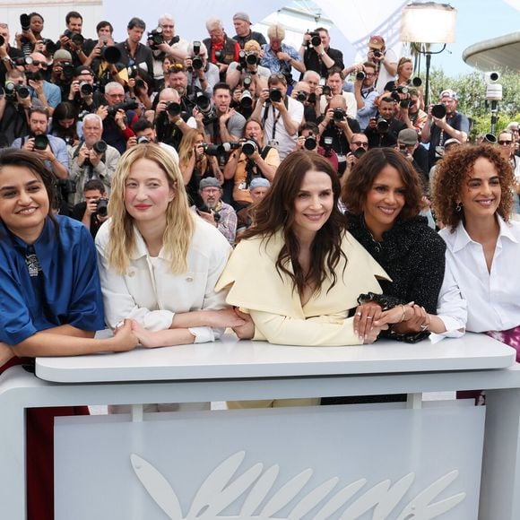 Payal Kapadia, Alba Rohrwacher, la présidente du jury Juliette Binoche, Halle Berry, Leïla Slimani - Photocall du jury des longs métrages lors du 78ème Festival International du Film de Cannes, le 13 mai 2025. 
© Jacovides / Moreau / Bestimage