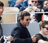 Face aux allers-retours inhérents à la garde partagée, les deux frères aux parcours très différents se sont créé une relation ultra-fusionnelle. "

Patrick Bruel, ses fils Oscar et Leon Bruel dans les tribunes lors des Internationaux de France de Tennis de Roland Garros 2025. Paris,

© Jacovides / Moreau / Bestimage