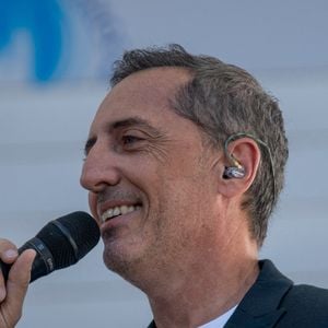 Gad Elmaleh s'exprime avant la messe du pape François au stade Vélodrome lors de sa visite à Marseille, France, le 23 septembre 2023. Photo by Laurent coust/ABACAPRESS.COM