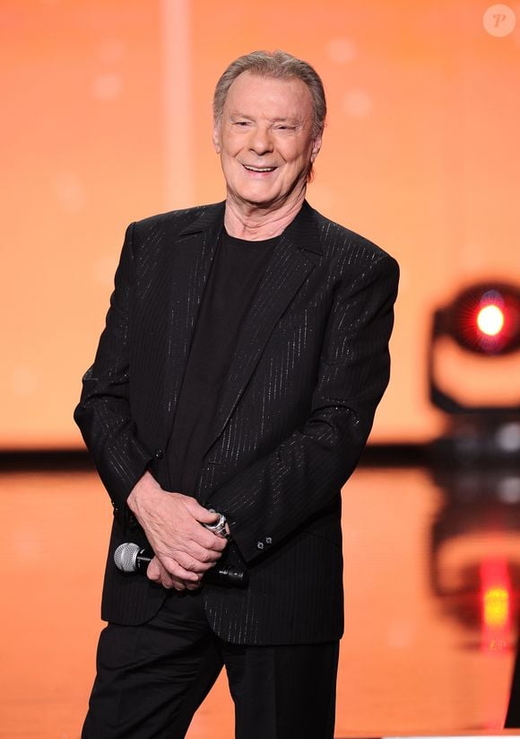 Herbert Léonard - Enregistrement de l'émission TV "La Chanson Secrète 3", qui sera diffusée le vendredi 1er novembre à 21h00 sur TF1. Après le succès de la première édition, "La Chanson Secrète", présentée par N.Aliagas et produite par DMLS TV, revient sur TF1.
10 artistes ne savent rien de ce qui va se passer pour eux !
Ils ont accepté de jouer le jeu, de se laisser totalement surprendre, émouvoir, parfois même déstabiliser car ils vont découvrir en même temps que les téléspectateurs une surprise : une chanson qui leur rappelle un souvenir important de leur vie revisitée et réinterprétée par un artiste.
Les téléspectateurs seront aux premières loges pour vivre ces moments d'intimité musicale rare.
Et, en bonus, de nombreux invités inattendus et des proches de l'artiste assis dans le fauteuil viendront l'émouvoir. Le 25 juin 2019

© Gaffiot-Perusseau / Bestimage