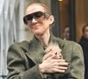 Blotti contre elle, son fidèle petit chien a partagé ce moment particulièrement chaleureux.

Céline Dion quitte l'hôtel "Royal Monceau" avec ses fils Nelson et Eddy et son chien après sa série de concerts à Paris le 19 octobre 2026. 

© Christian Liewig / Bestimage