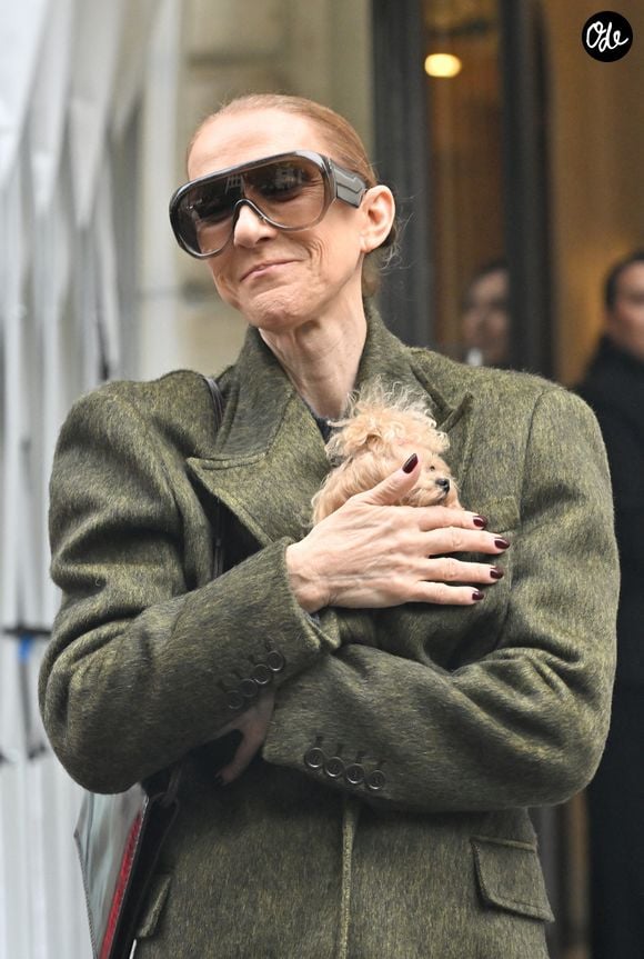 Blotti contre elle, son fidèle petit chien a partagé ce moment particulièrement chaleureux.

Céline Dion quitte l'hôtel "Royal Monceau" avec ses fils Nelson et Eddy et son chien après sa série de concerts à Paris le 19 octobre 2026. 

© Christian Liewig / Bestimage
