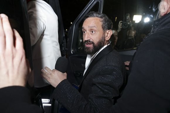 Exclusif - Cyril Hanouna - Les chroniqueurs et les invités quittent la dernière émission "Touche pas à mon poste" (TPMP) en bus pour se rendre devant le siège du groupe M6 à Neuilly-sur-Seine le 27 février 2025. © Jack Tribeca/Bestimage