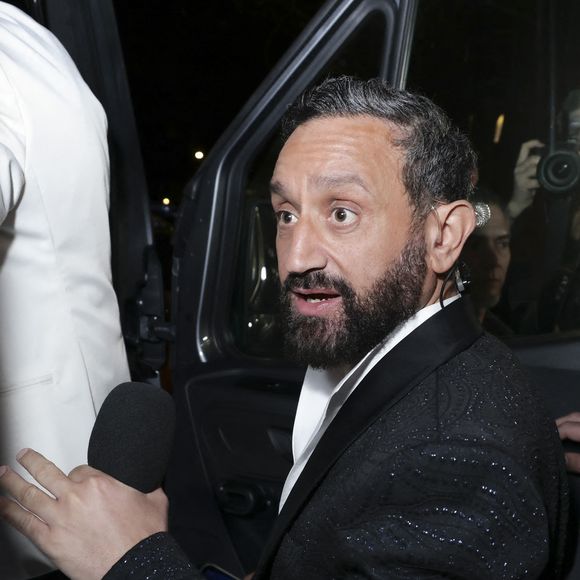 Exclusif - Cyril Hanouna - Les chroniqueurs et les invités quittent la dernière émission "Touche pas à mon poste" (TPMP) en bus pour se rendre devant le siège du groupe M6 à Neuilly-sur-Seine le 27 février 2025. © Jack Tribeca/Bestimage