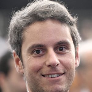 Et pas n'importe lequel : sur la vidéo partagée par Joyce Jonathan sur Weibo, dont TikTok s'est rapidement emparée, l'ancienne jurée de "Good Singers" chante avec... Gabriel Attal !

Gabriel Attal à Charleroi, en Belgique, le 1er mai 2025. © Didier Lebrun/Photonews/Bestimage