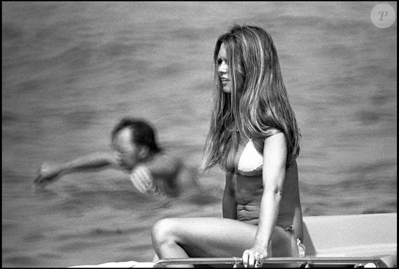 Archives - Brigitte Bardot en maillot sur un bateau. DANIEL ANGELI / BESTIMAGE