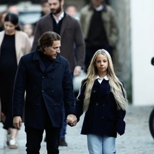 Jean Sarkozy, Giulia Sarkozy - La famille et les soutiens de Nicolas Sarkozy se sont réunis devant son domicile le jour de son incarcération à la prison de la Santé à Paris le 21 octobre 2025.

© Moreau / Jacovides / Bestimage