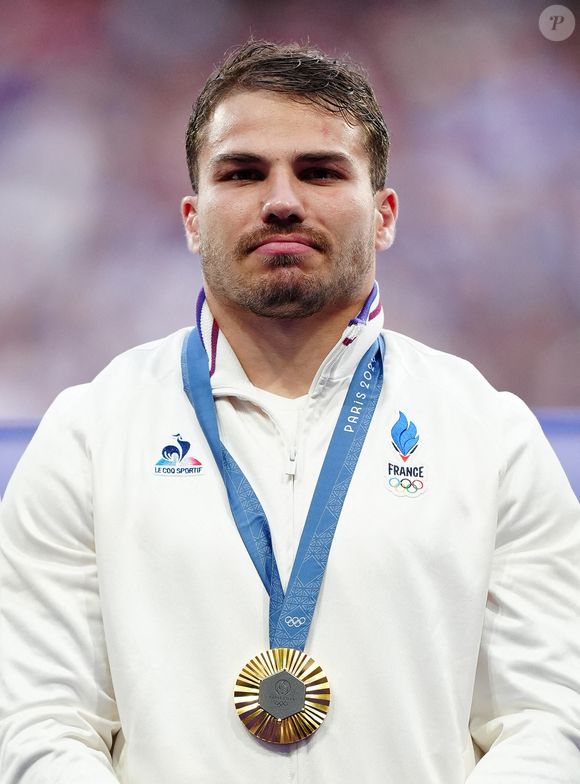 Le Français Antoine Dupont après avoir remporté la médaille d'or du rugby à sept au Stade de France lors de la première journée des Jeux Olympiques de Paris 2024 en France. Date de la photo : samedi 27 juillet 2024. © PA Photos