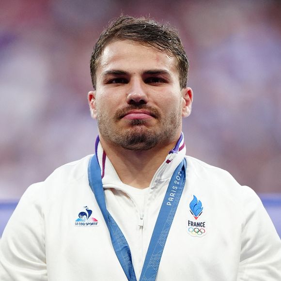 Le Français Antoine Dupont après avoir remporté la médaille d'or du rugby à sept au Stade de France lors de la première journée des Jeux Olympiques de Paris 2024 en France. Date de la photo : samedi 27 juillet 2024. © PA Photos