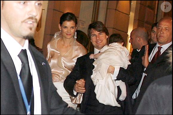 Tom Cruise et sa fille Suri accompagnée de Katie Holmes au restaurant Da Nino à Rome avant leur mariage.