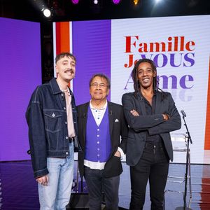 Cliff Schneider, Julien Voulzy, Laurent Voulzy, Michel Drucker, Alain Souchon, Ours, Djenae Nollet, Chrislaure Nollet et Franck Leboeuf en backstage de l'enregistrement de l'émission "Famille je vous aime" présentée par M.Drucker et qui sera diffusée le 29 décembre sur France 3, au studio Rive gauche, à Paris, France, le 2 décembre 2025. © Gaffiot-Perusseau/Bestimage