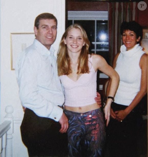 Elle avait accusé le prince Andrew d'avoir abusé d'elle dans cette affaire à trois reprises, et notamment lorsqu'elle était encore mineure.

Photo polycopiée du ministère américain de la Justice (gauche-droite) du duc d'York, de Virginia Giuffre et de Ghislaine Maxwell. Photo : US Department of Justice/PA Wire/ABACAPRESSC.OM
