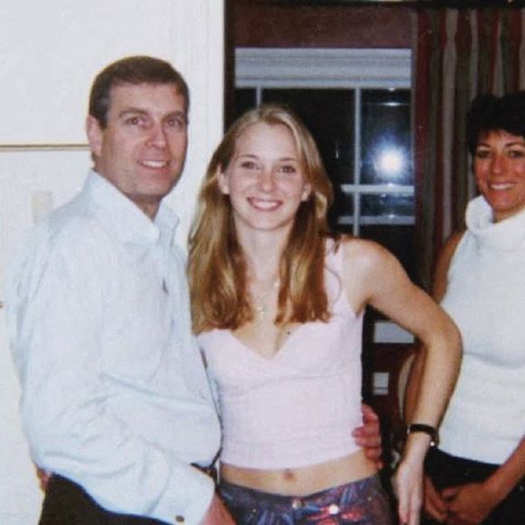 Elle avait accusé le prince Andrew d'avoir abusé d'elle dans cette affaire à trois reprises, et notamment lorsqu'elle était encore mineure.

Photo polycopiée du ministère américain de la Justice (gauche-droite) du duc d'York, de Virginia Giuffre et de Ghislaine Maxwell. Photo : US Department of Justice/PA Wire/ABACAPRESSC.OM
