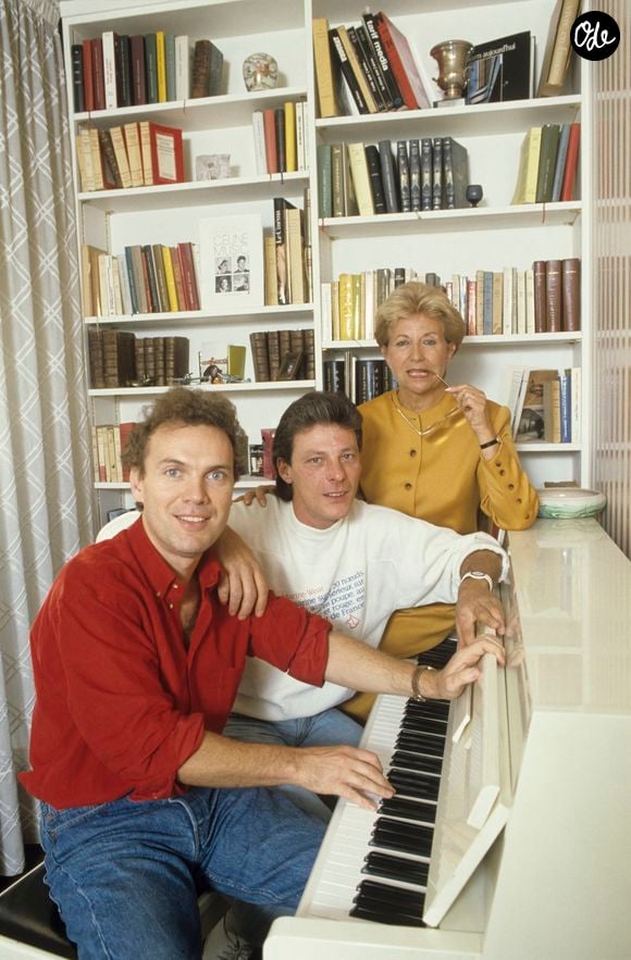 En France, à Neuilly-sur-Seine, Julien LEPERS, chez lui , en compagnie de Herbert LEONARD et de Vline BUGGY le 26 septembre 1986. Photo par Michel CROIZARD via Bestimage