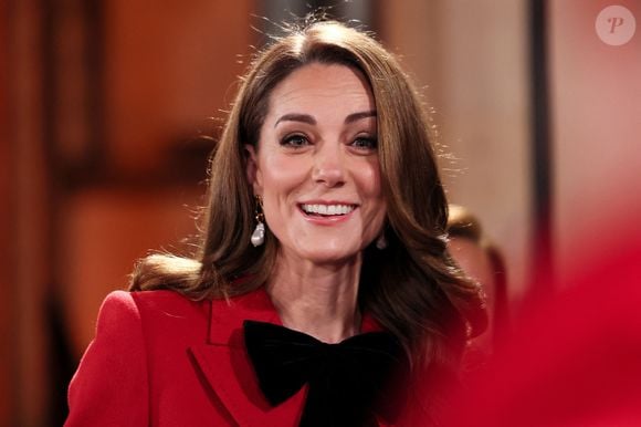 Un détail a sauté aux yeux des fans de la princesse puisqu'elle a choisi d'ajouter un grand noeud papillon noir à son look. 

Catherine Kate Middleton, princesse de Galles, lors du service de chants de Noël Together At Christmas à l'abbaye de Westminster, Londres le 6 décembre 2024.

© Julien Burton / Bestimage