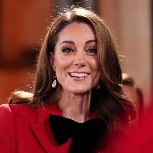 Un détail a sauté aux yeux des fans de la princesse puisqu'elle a choisi d'ajouter un grand noeud papillon noir à son look. 

Catherine Kate Middleton, princesse de Galles, lors du service de chants de Noël Together At Christmas à l'abbaye de Westminster, Londres le 6 décembre 2024.

© Julien Burton / Bestimage