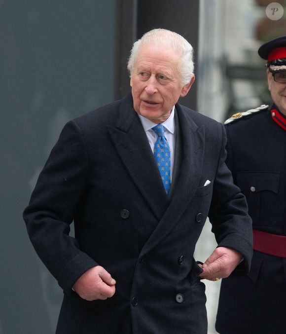 Le roi Charles III d'Angleterre, quitte le Centre d'études sur les blessures de l'Imperial College de Londres, Royaume Uni, après une visite visant à voir comment les leçons tirées des conflits passés sont appliquées pour venir en aide aux blessés en Ukraine. © Tayfun Salci/ZUMA Press Wire)