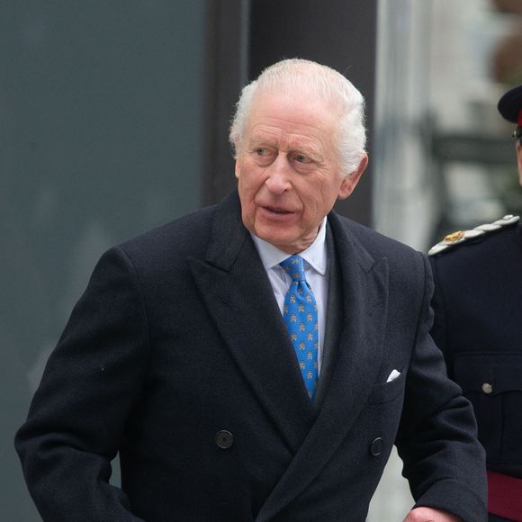 Le roi Charles III d'Angleterre, quitte le Centre d'études sur les blessures de l'Imperial College de Londres, Royaume Uni, après une visite visant à voir comment les leçons tirées des conflits passés sont appliquées pour venir en aide aux blessés en Ukraine. © Tayfun Salci/ZUMA Press Wire)