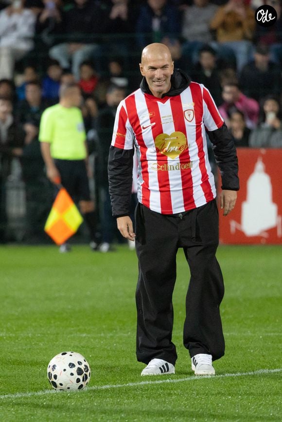 Zinedine Zidane et Nikos Aliagas assistent au « Match des Étoiles », un match de football caritatif organisé au stade Pierre de Coubertin de Cannes entre les anciens joueurs de l'AS Cannes et l'équipe « Les Étoiles ». Photo : Shootpix/ABACAPRESS.COM