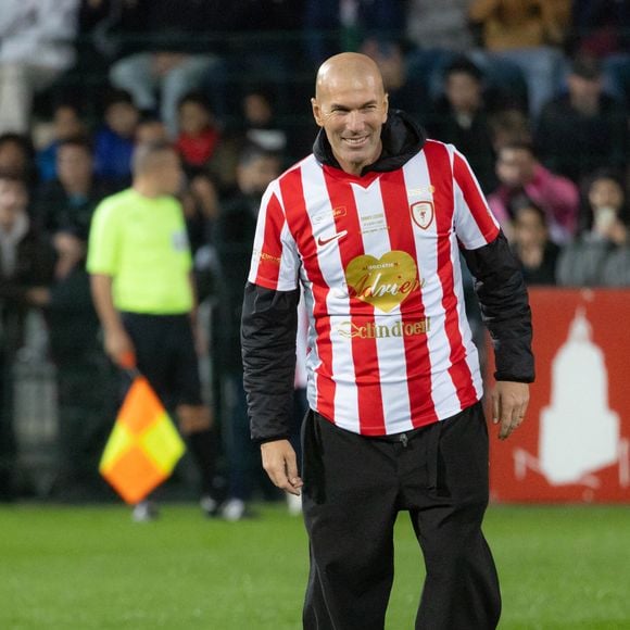 Zinedine Zidane et Nikos Aliagas assistent au « Match des Étoiles », un match de football caritatif organisé au stade Pierre de Coubertin de Cannes entre les anciens joueurs de l'AS Cannes et l'équipe « Les Étoiles ». Photo : Shootpix/ABACAPRESS.COM