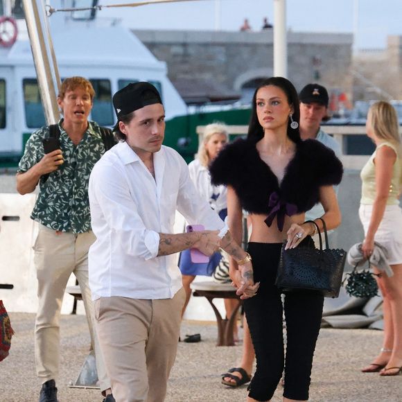 Brooklyn Beckham (avec un look Caligae et chaussettes blanches) et sa femme Nicola Peltz se promènent sur le port de Saint-Tropez, le 18 juillet 2025 @Backgrid USA / Bestimage