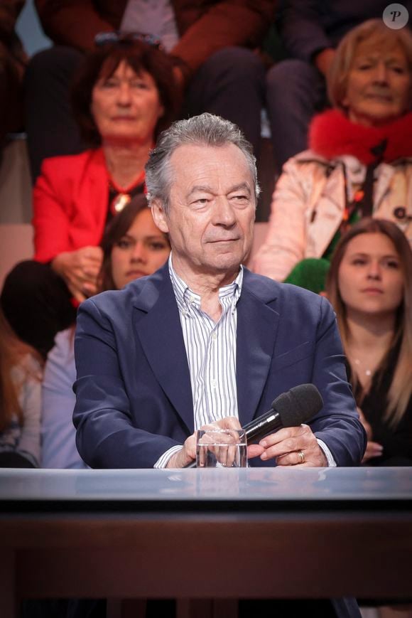 Si vous voulez le booker, il faudra verser la somme d'environ 15 000 euros hors taxe pour un speech d’une heure.

Exclusif - Michel Denisot lors du 76ème Festival International du Film de Cannes, France, le 19 mai 2023. © Jack Tribeca/Bestimage