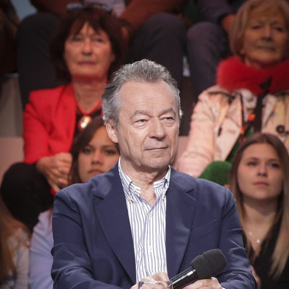 Si vous voulez le booker, il faudra verser la somme d'environ 15 000 euros hors taxe pour un speech d’une heure.

Exclusif - Michel Denisot lors du 76ème Festival International du Film de Cannes, France, le 19 mai 2023. © Jack Tribeca/Bestimage