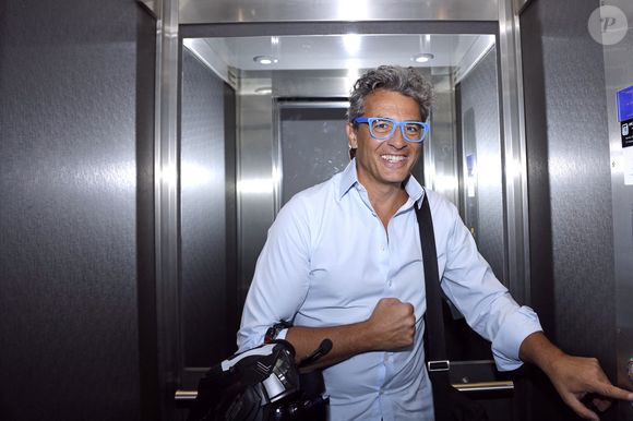 Exclusif - Julien Cohen pose lors de L'enregistrement de l'émission Chez Jordan présentée par jordan de Luxe à Paris le 11 Mai 2022. © Cédric Perrin/Bestimage