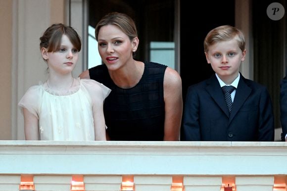La princesse Gabriella de Monaco, comtesse de Carladès, La princesse Charlène de Monaco, Le prince Jacques de Monaco, marquis des Baux lors de la célébration de la fête de la Saint Jean sur la Place du Palais princier de Monaco, le 23 juin 2025.

La Saint Jean est à l'origine une fête païenne puis chrétienne. Pour les païens, c'était une fête qui célébrait les moissons. Une fois christianisée, cette fête est devenue celle du solstice d'été et donc la fête de la lumière.

© Bruno Bebert / Bestimage