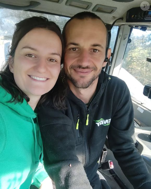 Ils encouragent à soutenir les producteurs via les circuits courts, les fermes et les ventes directes.


Florian et Lola (L'amour est dans le pré) © Instagram