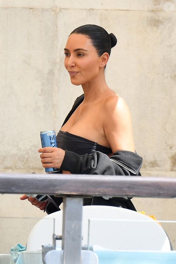 Parmi eux, Kim Kardashian, 

Kim Kardashian aperçue à Venise, à la veille du mariage de Jeff Bezos et Lauren Sanchez, le 26 juin 2025. Backgrid UK/ Bestimage