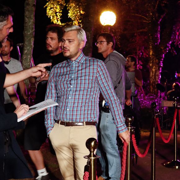 Exclusif - Arnaud Ducret, Jeff Panacloc - Backstage - Tournage de l'émission "Panique au 31", scénarisée par A.Ducret et T.Villa, réalisée par G.Leforestier, diffusée le 30 décembre 2024 sur TF1.
© Christophe Clovis / Bestimage
Une fiction coproduite par Jifé, Eléphant Story et 13.34 Productions  En coproduction avec TF1
Réalisée par G.Leforestier 
Écrite par A.Ducret et T.Villa

Arnaud (A.Ducret) est le patron d’une boîte de nuit qui lui a été légué par ses parents (M.Bernier et L.Astier). La boîte de nuit est au plus mal, la banquière (I.Nanty) veut la fermer. Mais Arnaud, dans un dernier élan, arrive à négocier une dernière soirée pour sauver son entreprise, le soir du réveillon du 31 décembre.  S’il réussit, son club pourra continuer, si non, la banquière en fera un parking dès le 2 janvier. Une soirée pour relever son plus grand défi au cours de laquelle Arnaud sera accompagné de toute son équipe et confronté aux clients les plus exigeants. La promesse d’une nuit blanche sur le dancefloor.