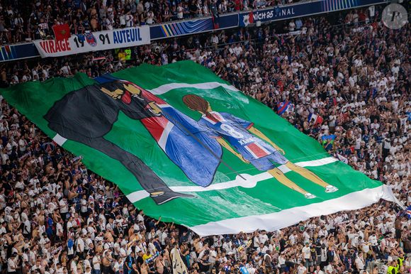 La famille de Luis Enrique sait aussi qu'elle peut compter sur la ferveur inébranlable et bienveillante du monde du football. 

Le tifo d'hommage à Xana, la fille décédée de Luis Enrique lors de la finale de la Ligue Des Champions 2025 "PSG - Inter Milan" à l'Allianz Arena de Munich en Allemagne le 31 mai 2025.