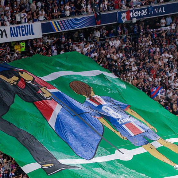 La famille de Luis Enrique sait aussi qu'elle peut compter sur la ferveur inébranlable et bienveillante du monde du football. 

Le tifo d'hommage à Xana, la fille décédée de Luis Enrique lors de la finale de la Ligue Des Champions 2025 "PSG - Inter Milan" à l'Allianz Arena de Munich en Allemagne le 31 mai 2025.