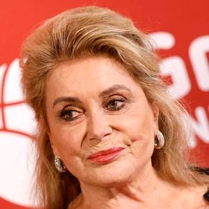 En mai 2026, son parc paysager de quarante hectares a officiellement reçu le label de Jardin remarquable.
Catherine Deneuve au photocall de la soirée de charité de la Fondation Umbrella à l'hôtel Hyatt Regency de Düsseldorf, Allemagne, le 29 mai 2026. © Action Press/Bestimage
