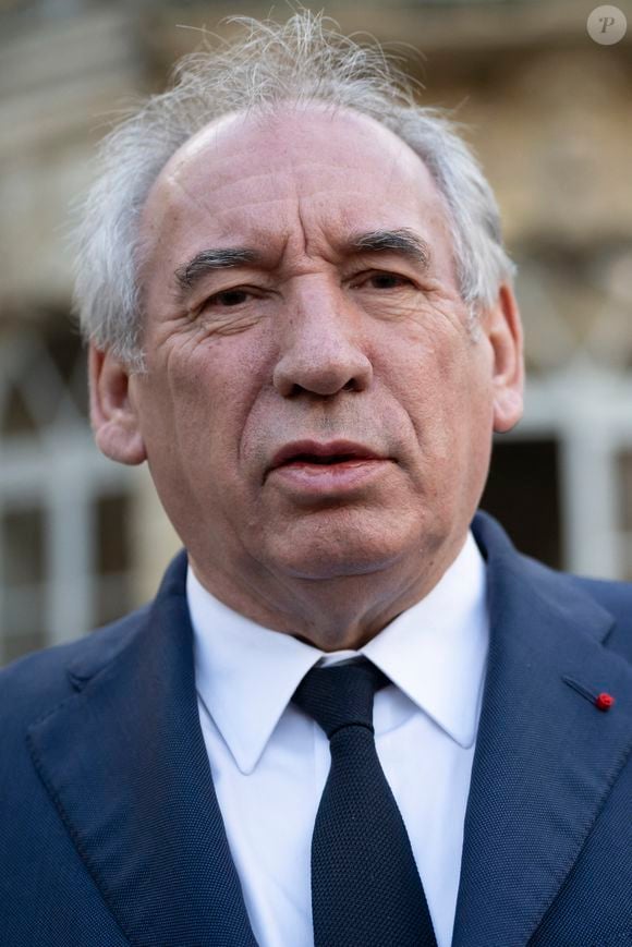 Le Premier ministre François Bayrou participe à Matignon à une minute de silence en hommage aux victimes du cyclone Chido à Mayotte le 23 décembre 2024.

© Eliot Blondet / Pool / Bestimage