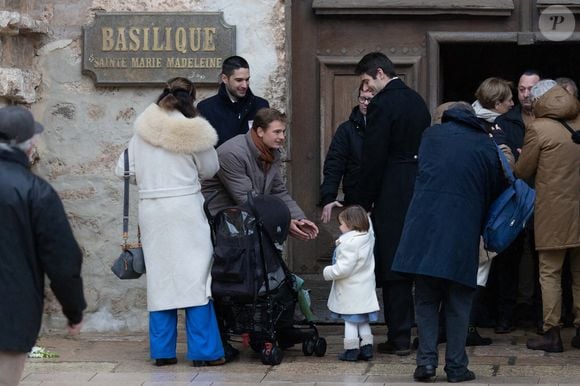 Les parents avaient demandé aux invités de s'habiller en blanc

Marie et Colomban Soleil, parents d'Emile arrivent à la cérémonie funéraire à Saint-Maximin-la-Sainte-Baume, dans le sud de la France, le 8 février 2025. Photo by Shootpix/ABACAPRESS.COM